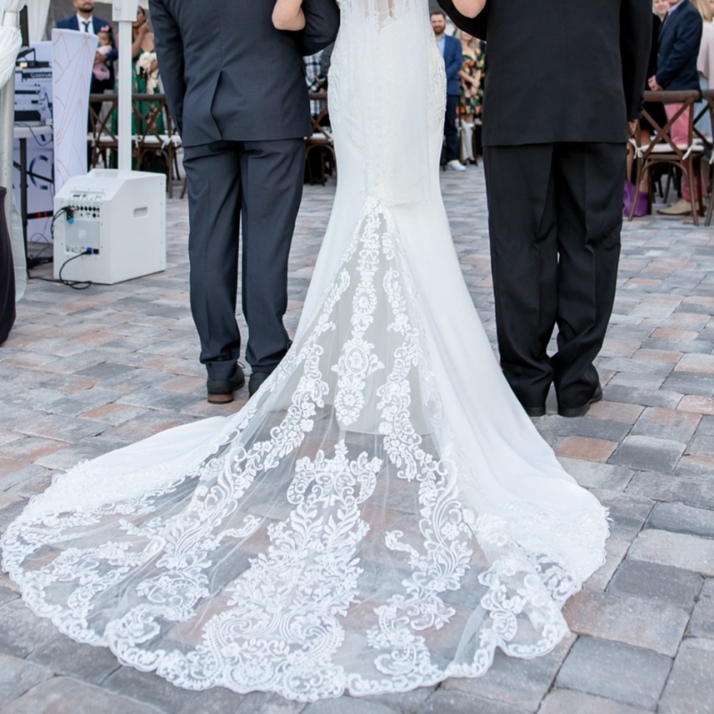 Gorgeous Stella York Wedding Gown - Picture 5 of 16